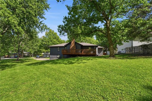 8300 N Virginia Avenue, Kansas City, MO 64118