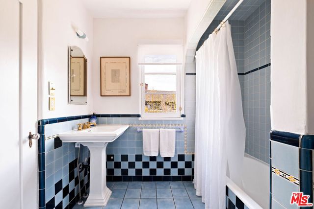 3700 Lowry Road, Los Angeles, CA 90027