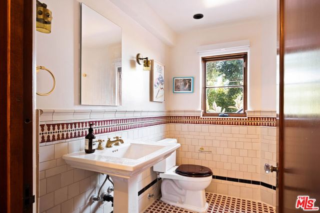 3700 Lowry Road, Los Angeles, CA 90027