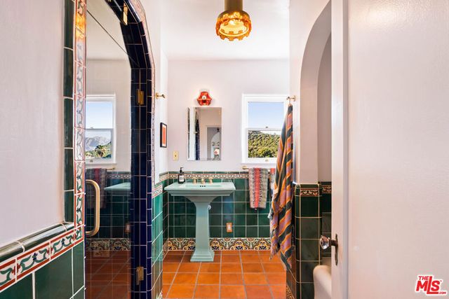 3700 Lowry Road, Los Angeles, CA 90027