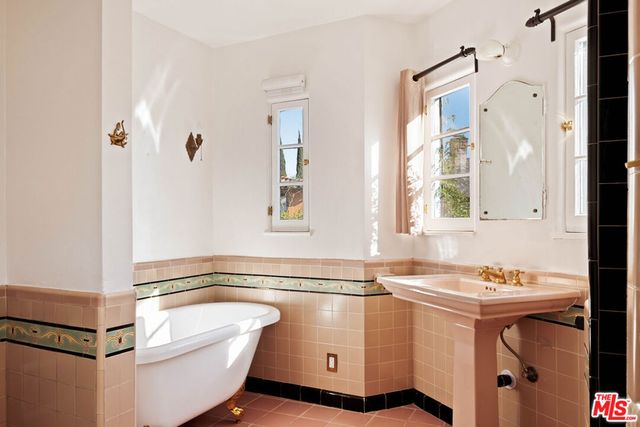 3700 Lowry Road, Los Angeles, CA 90027