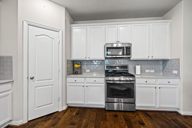 211 Meadow Ridge Way, Clute, TX 77531