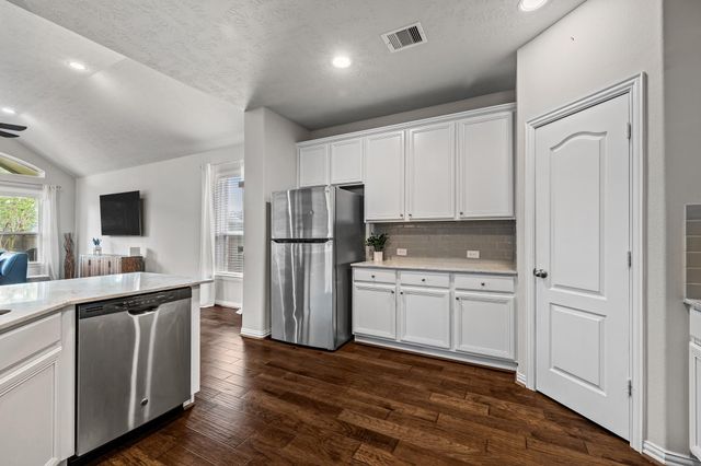 211 Meadow Ridge Way, Clute, TX 77531