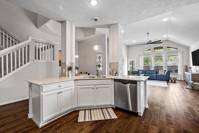 211 Meadow Ridge Way, Clute, TX 77531