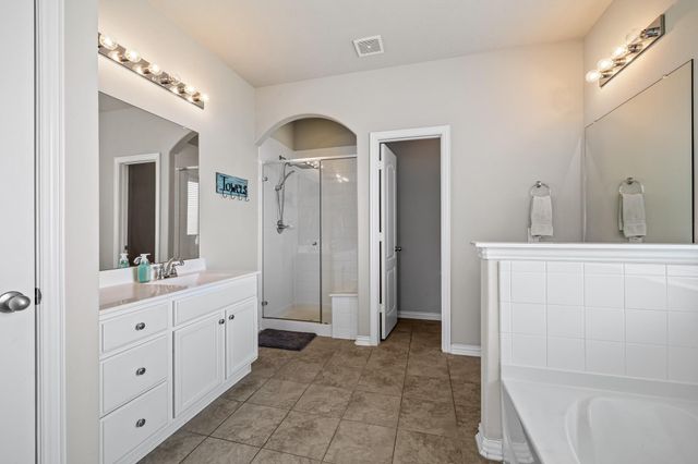 211 Meadow Ridge Way, Clute, TX 77531