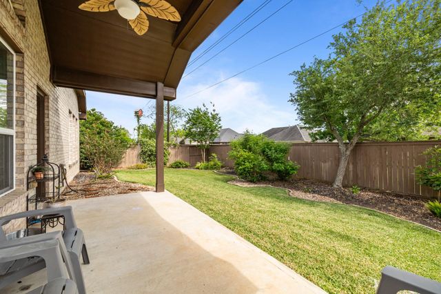 211 Meadow Ridge Way, Clute, TX 77531