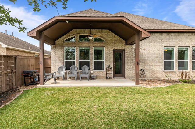 211 Meadow Ridge Way, Clute, TX 77531