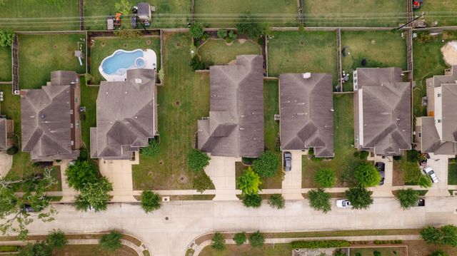 211 Meadow Ridge Way, Clute, TX 77531