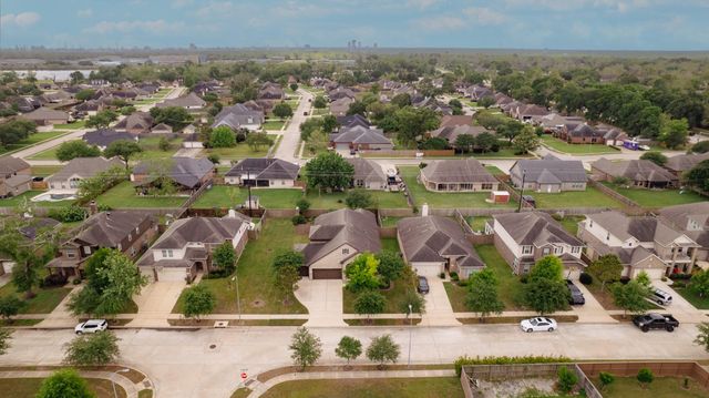 211 Meadow Ridge Way, Clute, TX 77531