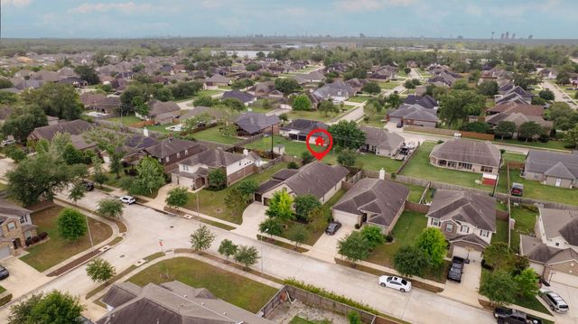 211 Meadow Ridge Way, Clute, TX 77531