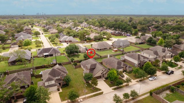 211 Meadow Ridge Way, Clute, TX 77531