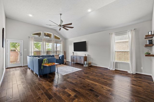 211 Meadow Ridge Way, Clute, TX 77531