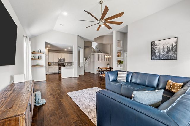 211 Meadow Ridge Way, Clute, TX 77531
