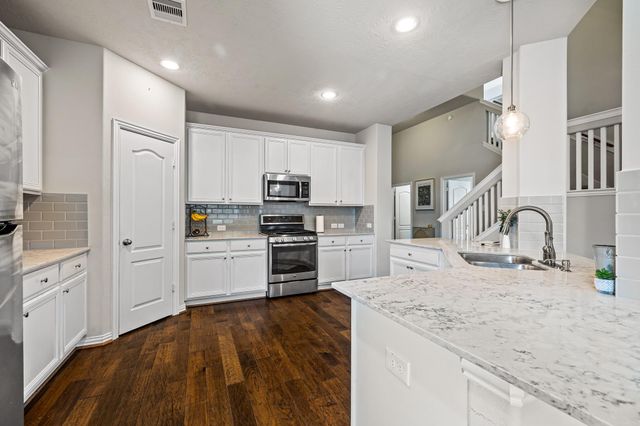 211 Meadow Ridge Way, Clute, TX 77531