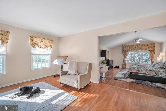 4 DORCHESTER LN, Newtown, PA 18940