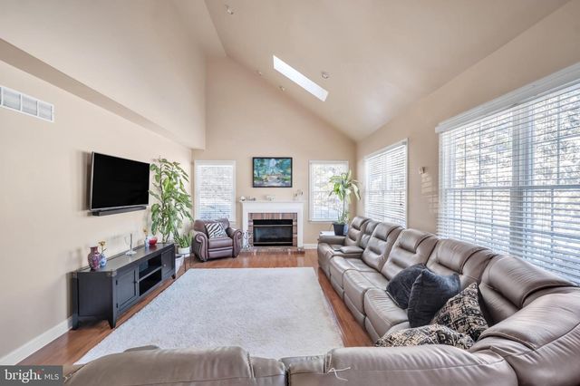 4 DORCHESTER LN, Newtown, PA 18940