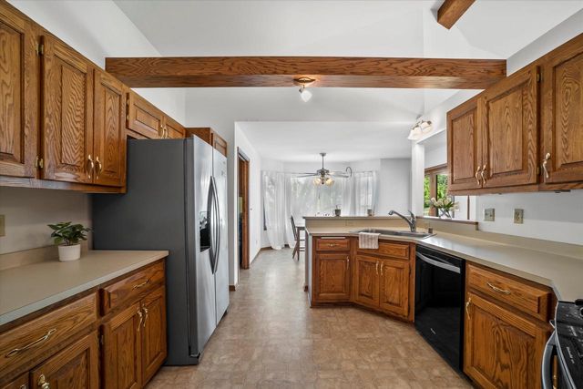 425 Glen View COURT S, Slinger, WI 53086