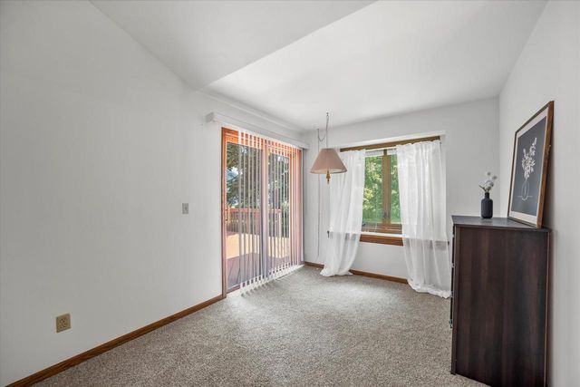 425 Glen View COURT S, Slinger, WI 53086