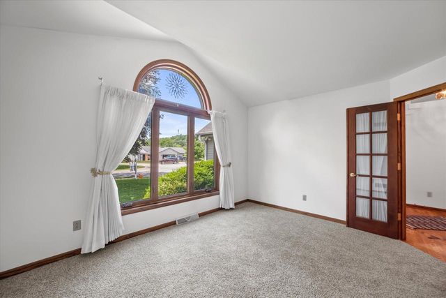425 Glen View COURT S, Slinger, WI 53086