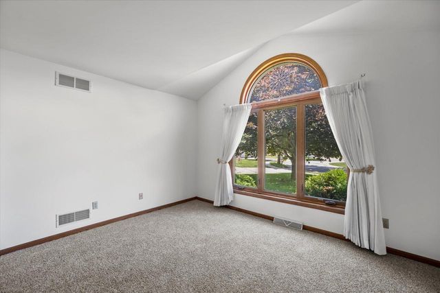 425 Glen View COURT S, Slinger, WI 53086