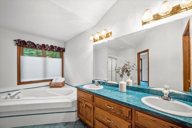 425 Glen View COURT S, Slinger, WI 53086