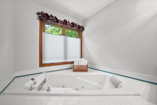425 Glen View COURT S, Slinger, WI 53086