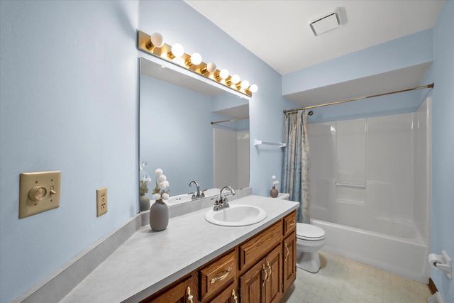 425 Glen View COURT S, Slinger, WI 53086