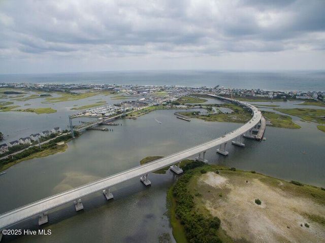 1018 Terraces Lane, Hampstead, NC 28443