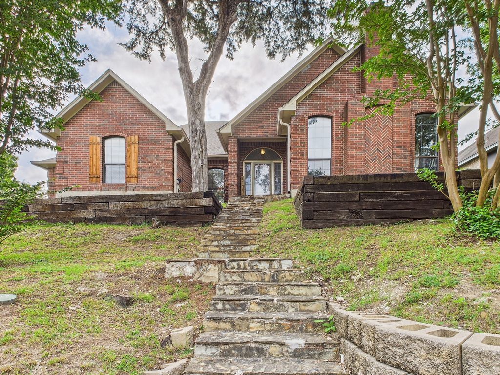 1120 Canyon Ridge Drive, Desoto, TX 75115