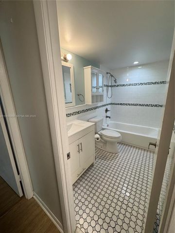 8411 NW 8th Street 203, Miami, FL 33126