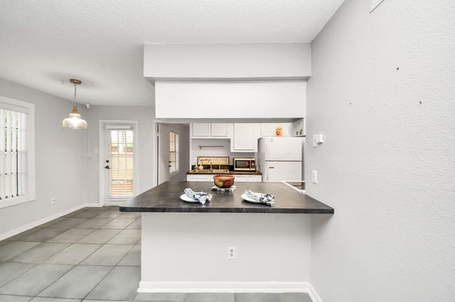 2750 Holly Hall Street 911, Houston, TX 77054