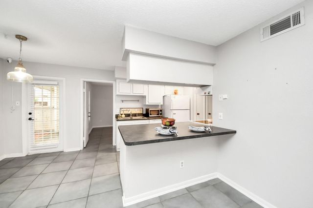 2750 Holly Hall Street 911, Houston, TX 77054