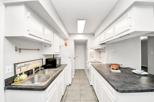 2750 Holly Hall Street 911, Houston, TX 77054
