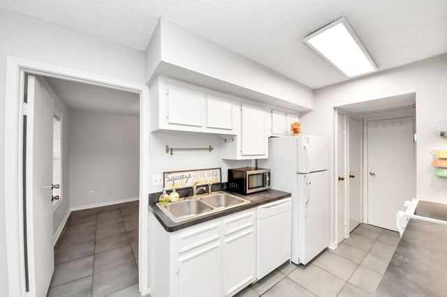 2750 Holly Hall Street 911, Houston, TX 77054