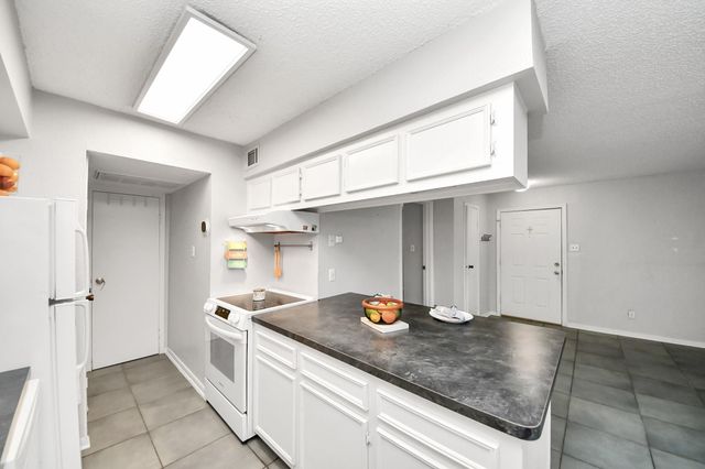 2750 Holly Hall Street 911, Houston, TX 77054