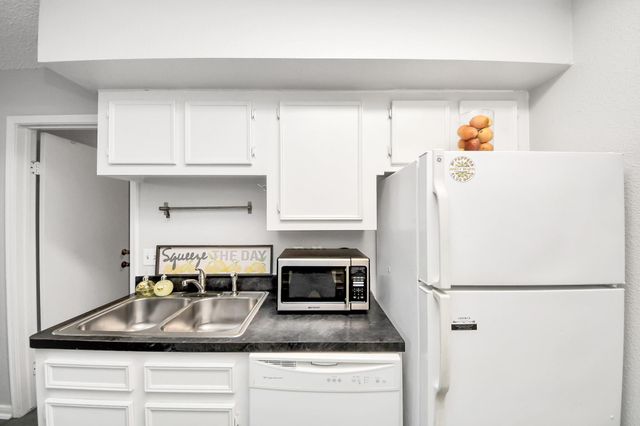 2750 Holly Hall Street 911, Houston, TX 77054