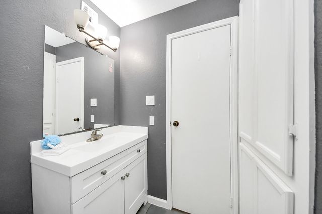 2750 Holly Hall Street 911, Houston, TX 77054