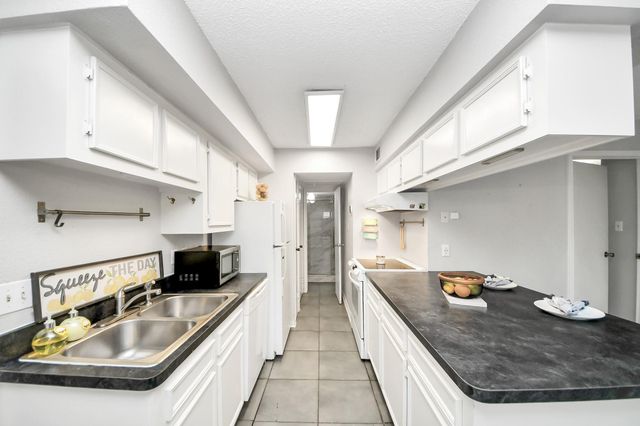 2750 Holly Hall Street 911, Houston, TX 77054