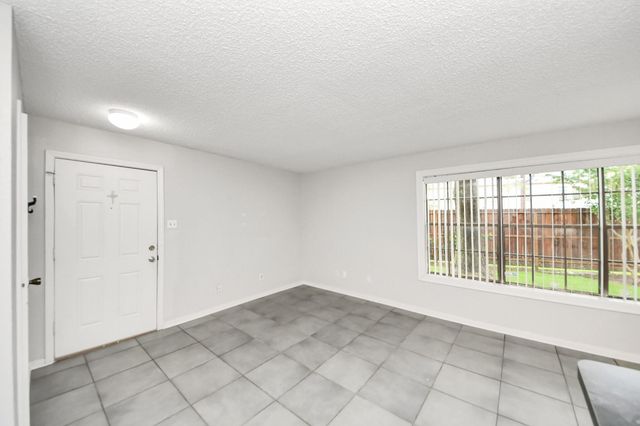 2750 Holly Hall Street 911, Houston, TX 77054