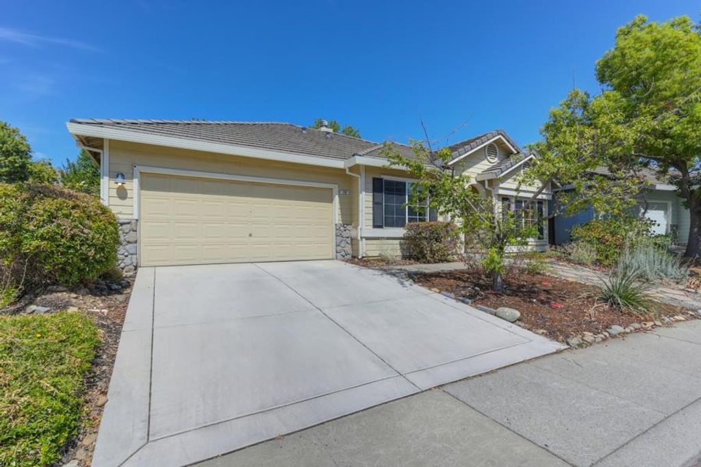 109 Cobble Ridge Dr, Folsom, CA 95630
