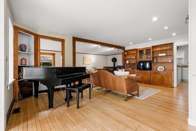 95 Bay View Ave, Salem, MA 01970