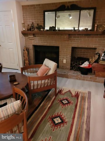 7520 AMESBURY CT, Alexandria, VA 22315