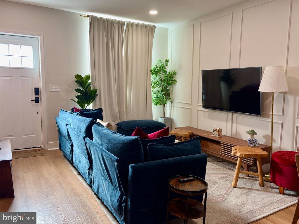 Image 8 of property listing at 129 N ROSE ST, Baltimore, MD 21224