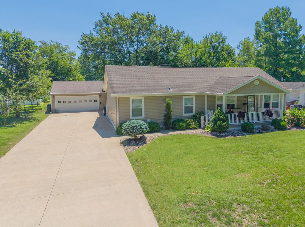 Image 1 of property listing at 508 INDIANA Avenue, Salem, IL 62881