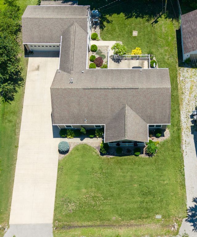 Image 2 of property listing at 508 INDIANA Avenue, Salem, IL 62881