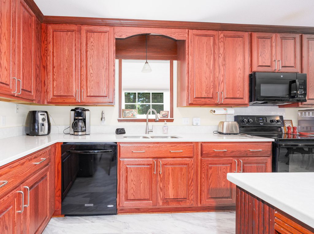 Image 11 of property listing at 508 INDIANA Avenue, Salem, IL 62881