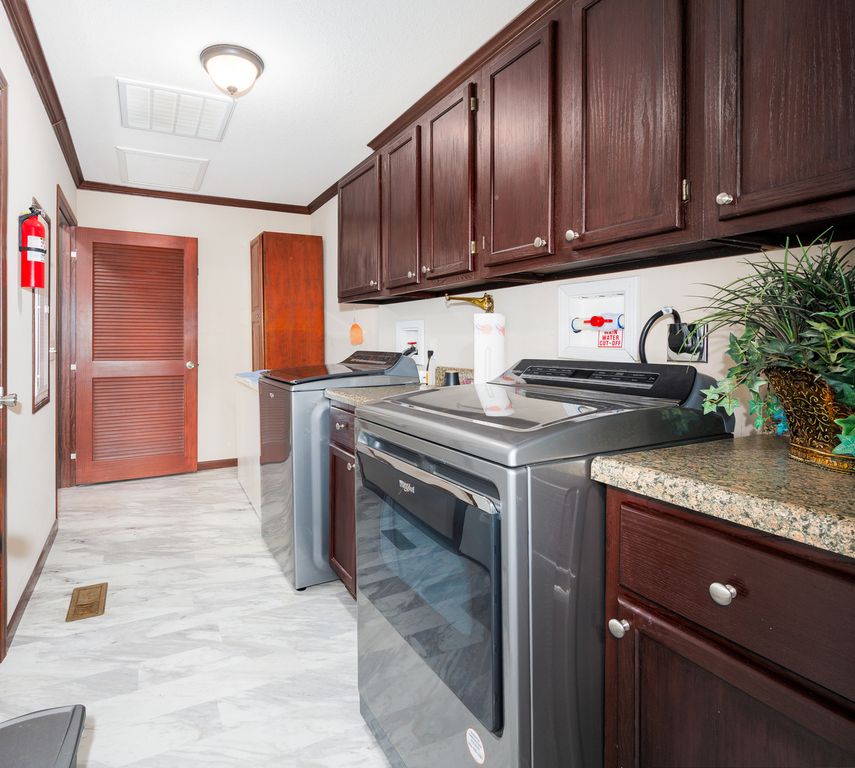 Image 12 of property listing at 508 INDIANA Avenue, Salem, IL 62881