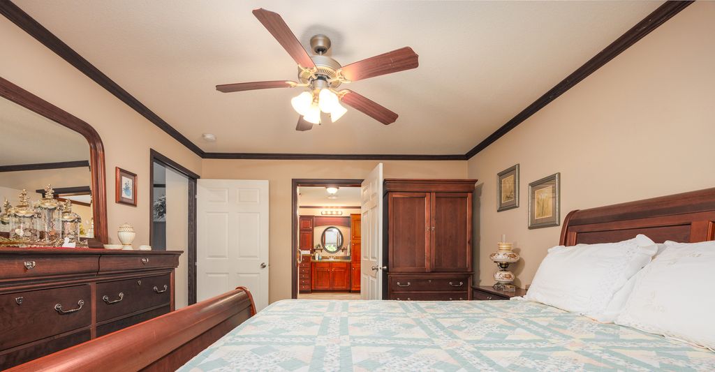 Image 14 of property listing at 508 INDIANA Avenue, Salem, IL 62881