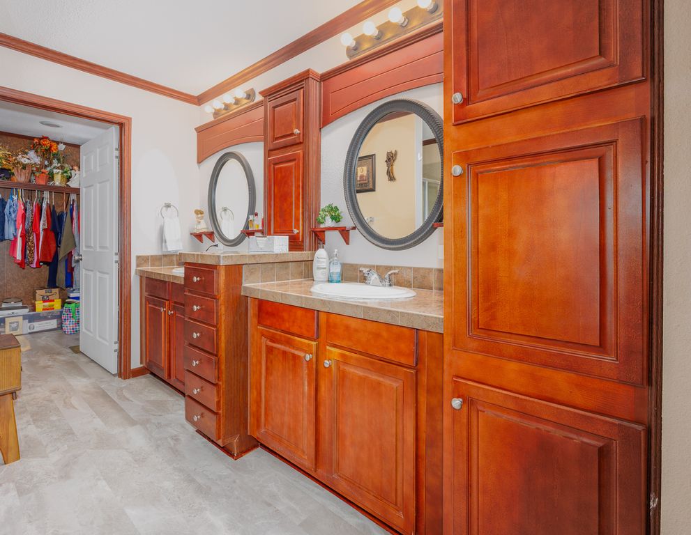 Image 16 of property listing at 508 INDIANA Avenue, Salem, IL 62881