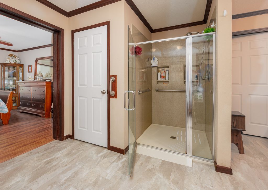 Image 17 of property listing at 508 INDIANA Avenue, Salem, IL 62881